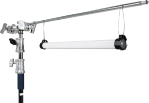 800q-01_117797 NANLITE Multi-angle Mount for PavoTube ripustaa putkenmuotoisen LED-valon vaakasuoraan metallisesta puomivarresta, joka on kiinnitetty tukevaan säädettävään jalustaan tavallista taustaa vasten.
