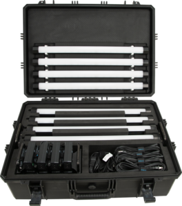 800q-01_117800 NANLITE Hard Case for 8 pcs PavoTube II 15X with internal EVA on musta kova kotelo, jossa on lokerot kahdeksalle LED-putkivalaisimelle, niiden virtasovittimille ja kierretyille kaapeleille, jotka kaikki on järjestetty siististi.