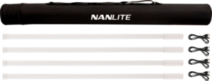800q-01_118853 NANLITE Pavotube T8-7X-4 Light Kit ja Pavobulb 10C 4 Bulb Kit sisältävät neljä valkoista LED-valoputkea valkoisilla päätykappaleilla, neljä mustaa USB-kaapelia ja Nanlite-kantolaukun, jotka on järjestetty valkoiselle taustalle.