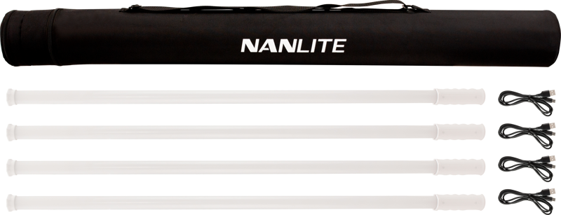 800q-01_118853 NANLITE Pavotube T8-7X-4 Light Kit ja Pavobulb 10C 4 Bulb Kit sisältävät neljä valkoista LED-valoputkea valkoisilla päätykappaleilla, neljä mustaa USB-kaapelia ja Nanlite-kantolaukun, jotka on järjestetty valkoiselle taustalle.