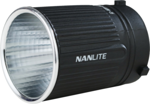 800q-01_120815 Lähikuva NANLITE 45° Small Reflectorista FM-kiinnityksellä, jossa on musta uurrettu runko, heijastava sisäpinta ja hopeinen reunus valoaukon ympärillä.