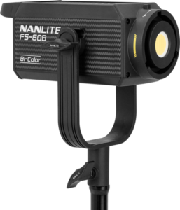 800q-01_121070 NANLITE FS-60B LED Bi-Color Spot Light -valaisin, jossa on lieriömäinen musta runko, keltainen etuledi, sivusäätönupit ja jalustalle asennettuna.