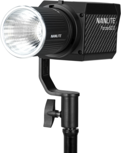 800q-01_121071 NANLITE Forza 60 II LED-spottivalo -LED-valo on asennettu mustaan jalustaan, jossa on kuvioitu runko ja suuri, pyöreä etuhajotin.