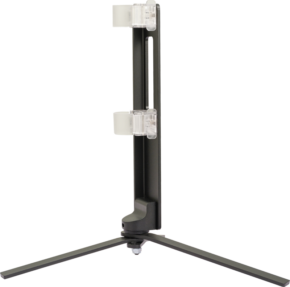 NANLITE Floor Stand for Tube Light T12 on musta pystysuora jalusta, jossa on kaksi läpinäkyvää pidikettä ja leveät jalustat, jotka on suunniteltu pitämään putkivalot pystyssä. Kuvattu valkoista taustaa vasten.