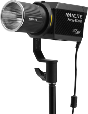800q-01_121411 NANLITE Forza 60B II LED-spottivalo -LED-valo on asennettu jalustalle, johon on kiinnitetty virtajohto, valkoista taustaa vasten.