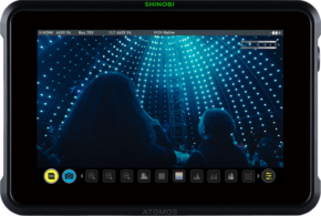 800q-01_121944 ATOMOS Shinobi 7 - 7" 4K HDMI & SDI HDR Photo & Video -monitorin videolla näkyy ihmisiä, jotka katsovat geometrisilla sinisillä LED-kuvioilla valaistua kupolia, joka luo upottavan futuristisen tunnelman.