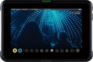 800q-01_121944 ATOMOS Shinobi 7 - 7" 4K HDMI & SDI HDR Photo & Video -monitorin videolla näkyy ihmisiä, jotka katsovat geometrisilla sinisillä LED-kuvioilla valaistua kupolia, joka luo upottavan futuristisen tunnelman.