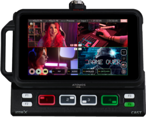 800q-01_121945 ATOMOS Ninja CAST - Ninja V 5" Monitor + AtomX Cast Bundle näyttää pelien livestreamin jaetuilla ruuduilla: punatukkainen nainen näppäimistön ääressä, hänen sivuprofiilinsa ja digitaalinen "Game Over" -näyttö. Värikkäät ohjauspainikkeet istuvat monitorin alapuolella.