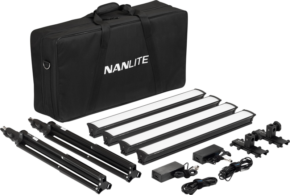 800q-01_121960 NANLITE LG-E60 4 Light LED Studio Kit sisältää mustan kantolaukun, neljä LED-valopalkkia, kaksi jalustaa, kaksi kiinnityskorvaketta, kaksi virtalähdettä ja useita virtajohtoja valkoisella pohjalla.