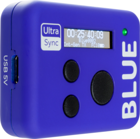 ATOMOS Ultrasync Blue on kompakti sininen laite, jossa on näyttö, kaksi mustaa painiketta ja USB-latausportti. Näytössä näkyvät aikakoodi ja synkronointitiedot.