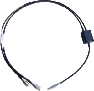 800q-01_121983 The ATOMOS cable feeds both timecode and genlock from the UltraSync ONE to all RED cameras, with two silver connectors at one end, one connector at the other end and a small rectangular black box along the cable.