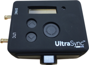 800q-01_121985 Musta ATOMOS-silikonikotelo, joka on suunniteltu UltraSync ONE -laitteeseen sopivaksi ja jossa on vasemmalla puolella aukot laitteen näytölle, painikkeille ja SYNC/LTC-porteille. UltraSync ONE -logo jää näkyviin oikeaan alakulmaan, kun se on asennettu.
