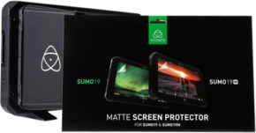 800q-01_121999 ATOMOS Sumo Screen Protector -näytönsuojakotelossa on kuvia kahdesta tabletista, joihin on kiinnitetty suojakalvo; laatikon vieressä näkyy osa ATOMOS-logolla varustetusta laitteesta.