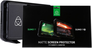 800q-01_121999 ATOMOS Sumo Screen Protector -näytönsuojakotelossa on kuvia kahdesta tabletista, joihin on kiinnitetty suojakalvo; laatikon vieressä näkyy osa ATOMOS-logolla varustetusta laitteesta.
