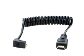 ATOMOS Coiled - Right Angle Micro to Full HDMI 30cm -kaapelissa on musta kierretty muotoilu, jossa on Full HDMI -liitin toisessa päässä ja Micro HDMI -liitin toisessa päässä, valkoista taustaa vasten.