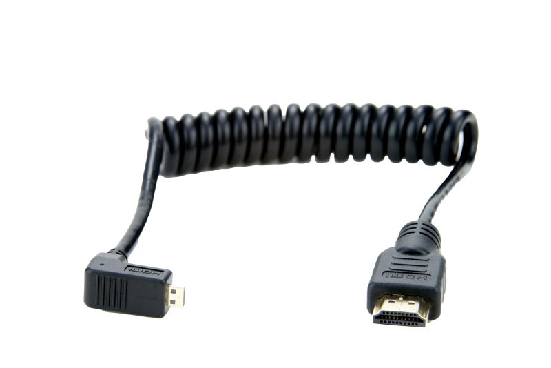 800q-01_122004 ATOMOS Coiled - Right Angle Micro to Full HDMI 30cm -kaapelissa on musta kierretty muotoilu, jossa on Full HDMI -liitin toisessa päässä ja Micro HDMI -liitin toisessa päässä, valkoista taustaa vasten.