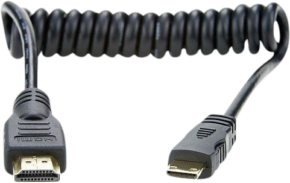 ATOMOS Coiled - Mini to Full HDMI 30cm -kaapeli on kuvassa käärittynä, ja siinä on tavallinen HDMI-liitin toisessa päässä ja mini HDMI-liitin toisessa päässä, jotka molemmat näkyvät selvästi valkoista taustaa vasten.