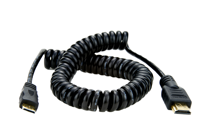 800q-01_122006 ATOMOS Coiled - Mini to Full HDMI 50cm kaapeli, musta ja kierretty, jonka toisessa päässä on mini HDMI-liitin ja toisessa HDMI-liitin, näkyy valkoista taustaa vasten.