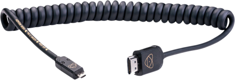 800q-01_122017 ATOMOS HDMI 4K60p Micro to Full 40cm on kierretty musta kaapeli, jonka toisessa päässä on mikro-HDMI-liitin ja toisessa päässä täysikokoinen HDMI-liitin, joissa molemmissa on pyöreä logo.
