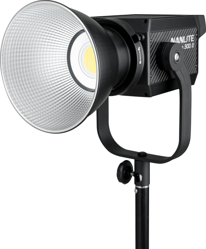 800q-01_122027 NANLITE Forza 300 II Daylight LED Spot Light -LED-valo, jossa on suuri hopeanvärinen heijastin, on asennettu mustaan jalustaan, hieman vasemmalle kallistettuna tavallista taustaa vasten.
