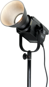 800q-01_122030 NANLITE FS-150B Bi-Color LED Spot Light -valaisimessa on heijastin ja jalusta valkoista taustaa vasten, ja se on liitetty virtajohtoon - ihanteellinen ammattimaiseen valokuvaukseen tai videokuvaukseen.