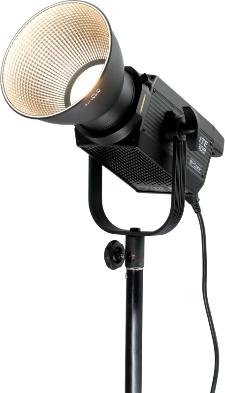 800q-01_122030 NANLITE FS-150B Bi-Color LED Spot Light -valaisimessa on heijastin ja jalusta valkoista taustaa vasten, ja se on liitetty virtajohtoon - ihanteellinen ammattimaiseen valokuvaukseen tai videokuvaukseen.