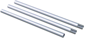 Kolme NANLITE Background Tube 3 metrin tankoa on esillä vierekkäin valkoisella pohjalla: yhdessä on kierteitetty pää, toisessa on hieman painunut pää ja kolmannessa tangossa on sileät päät.