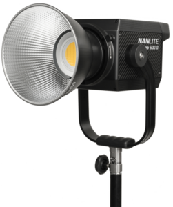 800q-01_123172 NANLITE Forza 500 II Daylight LED Spot Light -valaisimessa on suuri heijastin mustalla säädettävällä jalustalla valkoista taustaa vasten.