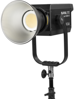 800q-01_123173 NANLITE Forza 500B II Bicolor LED Spot Light -LED-valo, jossa on suuri heijastin, musta, on asennettu jalustalle ja suunnattu valkoista taustaa vasten.
