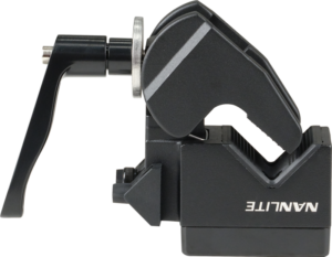 800q-01_123753 Sivukuva NANLITE Forza Quick-Release Clamp for Forza 720 / 500 II / 300 II -laitteelle, mustaa metallia, jossa on vipu ja siihen painettu "NANLITE" valkoisella pohjalla.