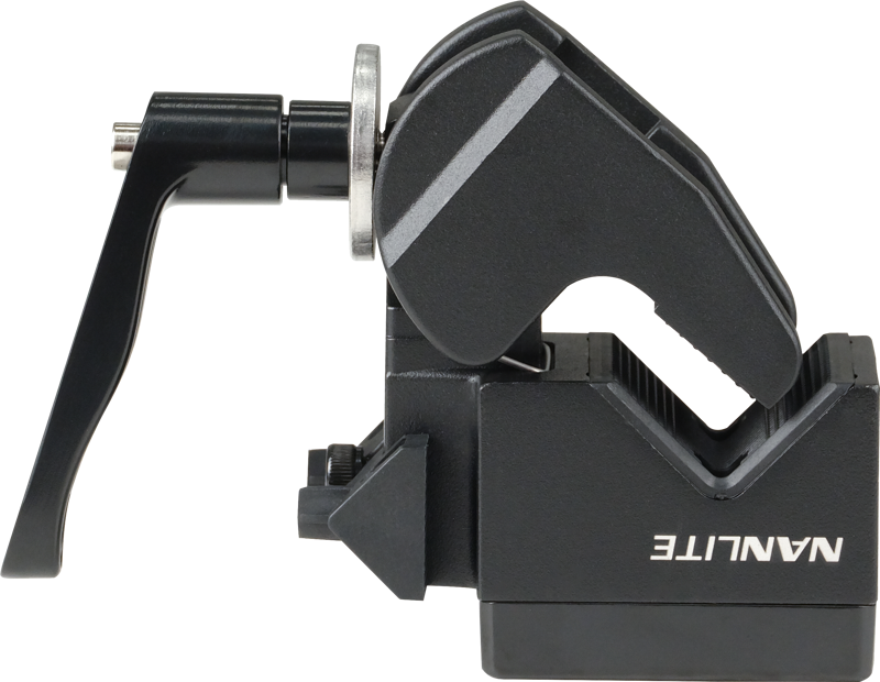 800q-01_123753 Sivukuva NANLITE Forza Quick-Release Clamp for Forza 720 / 500 II / 300 II -laitteelle, mustaa metallia, jossa on vipu ja siihen painettu "NANLITE" valkoisella pohjalla.