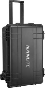 800q-01_124073 NANLITE CC-PT-37 Hardcase on musta kovakuorinen rullattava kotelo, jossa on teleskooppikahva ja valkoisella painettu "NANLITE" pystysuoraan etupuolelle.