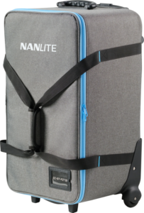 NANLITE Trolly Case for Forza 720/720B on harmaa rullaava matkalaukku, jossa on siniset vetoketjut, mustat pyörät, mustat etuhihnat, sivukahva ja etiketinpidike etukulman alakulmassa.
