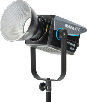 800q-01_124984 NANLITE FC-500B LED Bi-color Spot Light -LED-valo, jossa on hopeinen heijastin, on asennettu mustaan jalustaan ja näkyy valkoista taustaa vasten.