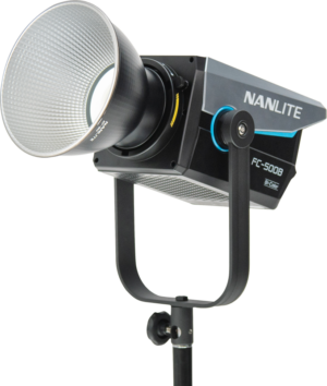 800q-01_124984 NANLITE FC-500B LED Bi-color Spot Light -LED-valo, jossa on hopeinen heijastin, on asennettu mustaan jalustaan ja näkyy valkoista taustaa vasten.