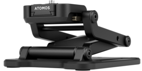 ATOMOS Z-Mount on musta, säädettävä pöytäteline, jossa on useita saranoita ja tukeva jalusta ja joka on suunniteltu tukemaan elektronisia laitteita turvallisesti.