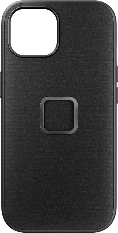 800q-01_125190 Peak Design Mobile Everyday Case for iPhone 15 in Charcoal on musta, sileäpintainen kotelo, jossa on neliön muotoinen korotettu alue keskellä ja suuri vasemmassa yläkulmassa oleva kamera-aukko.