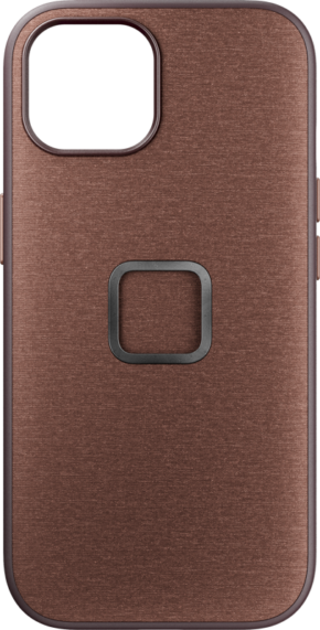 800q-01_125191 Peak Design Mobile Everyday -kotelossa iPhone 15:lle, väri Redwood, on kangasmainen rakenne, neliönmuotoinen metallinen kehä keskellä ja suuri vasemmassa yläkulmassa oleva kamera-aukko.