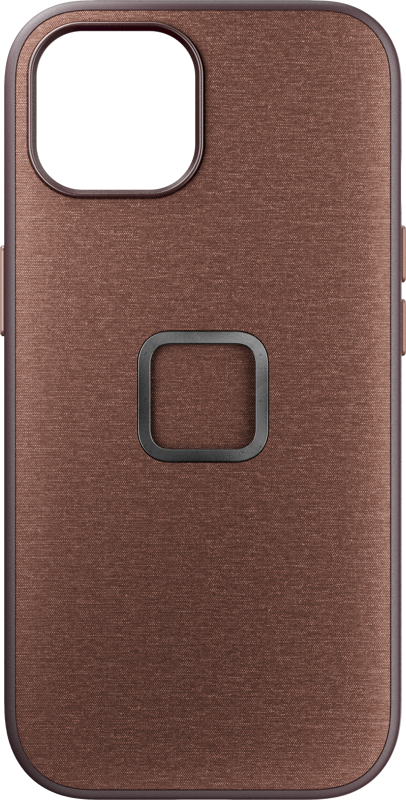 800q-01_125191 Peak Design Mobile Everyday -kotelossa iPhone 15:lle, väri Redwood, on kangasmainen rakenne, neliönmuotoinen metallinen kehä keskellä ja suuri vasemmassa yläkulmassa oleva kamera-aukko.