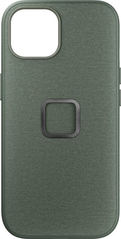 800q-01_125192 Peak Design Mobile Everyday -kotelossa iPhone 15:lle, väri Sage, on vihreä kuvioitu viimeistely, suuri kameran aukko vasemmassa yläkulmassa ja keskitetty nelikulmainen metallirengas takana.