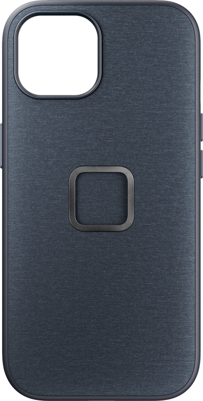 800q-01_125193 Peak Design Mobile Everyday Case for iPhone 15 Midnight on tummanharmaa, mattapintainen kotelo, jossa on neliönmuotoinen metallirengas keskellä ja suuri kamera-aukko vasemmassa yläkulmassa.