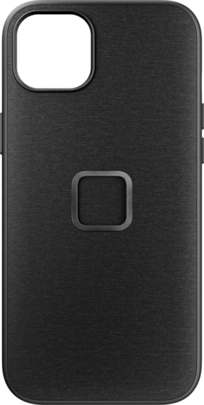 Peak Design Mobile Everyday -kotelossa iPhone 15 Plus -puhelimelle hiilenvärisenä on sileä mattapintainen viimeistely, neliön muotoinen magneettirengas keskellä ja suorakulmainen kamera-aukko vasemmassa yläkulmassa.