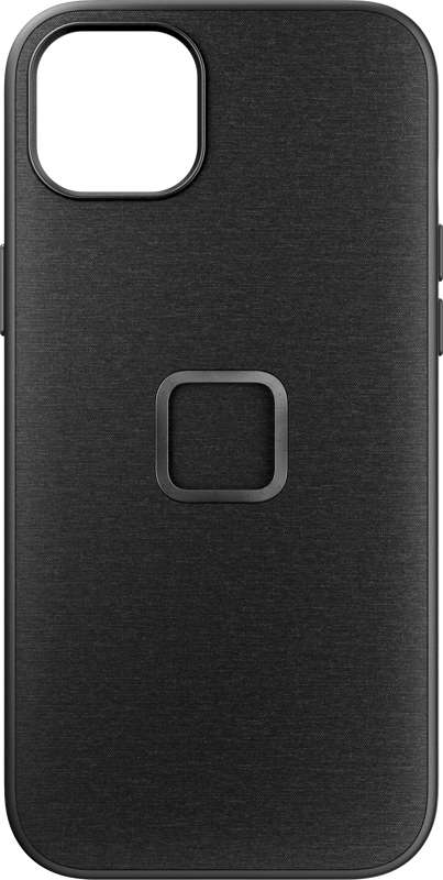 800q-01_125195 Peak Design Mobile Everyday -kotelossa iPhone 15 Plus -puhelimelle hiilenvärisenä on sileä mattapintainen viimeistely, neliön muotoinen magneettirengas keskellä ja suorakulmainen kamera-aukko vasemmassa yläkulmassa.