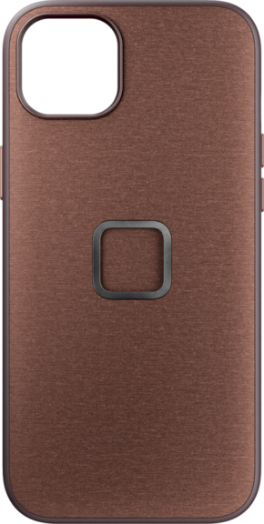 Peak Design Mobile Everyday -kotelossa iPhone 15 Plus -puhelimelle punapuun värissä on kuvioitu ruskea pinta, neliönmuotoinen metallinen kehä keskellä ja suuri kamera-aukko vasemmassa yläkulmassa.