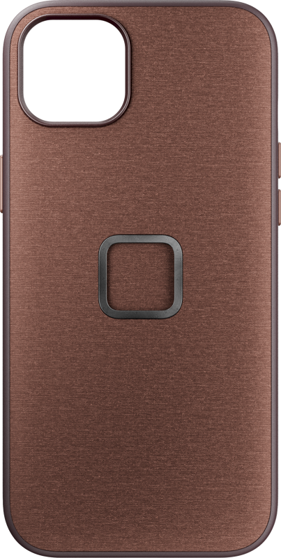 800q-01_125196 Peak Design Mobile Everyday -kotelossa iPhone 15 Plus -puhelimelle punapuun värissä on kuvioitu ruskea pinta, neliönmuotoinen metallinen kehä keskellä ja suuri kamera-aukko vasemmassa yläkulmassa.