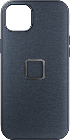 Peak Design Mobile Everyday -kotelossa iPhone 15 Plus -puhelimelle väriltään Midnight on tummanharmaa viimeistely, neliön muotoinen metallinen kehä keskellä ja suuri kamera-aukko vasemmassa yläkulmassa.