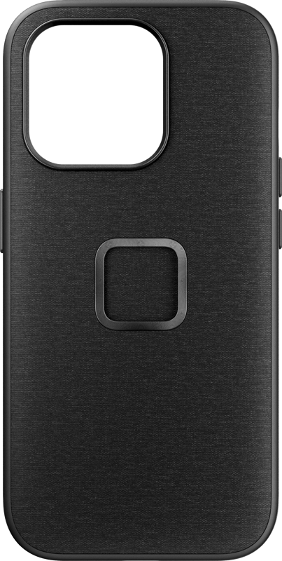 800q-01_125200 Peak Design Mobile Everyday Case for iPhone 15 Pro -puhelimen hiilenvärisessä kotelossa on suuri vasemmassa yläkulmassa oleva kameran aukko ja neliönmuotoinen korotettu rengas keskellä lisäpitoa tai lisävarusteiden kiinnittämistä varten.