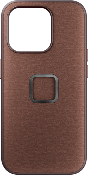 Peak Design Mobile Everyday Case for iPhone 15 Pro -puhelimelle punapuun värisessä kotelossa on ruskea viimeistely, suuri suorakulmainen kamera-aukko yläreunassa ja neliskulmainen metallinen rengas keskellä takapuolella.
