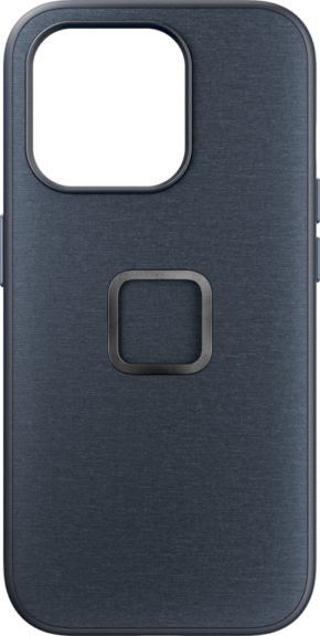 Peak Design Mobile Everyday Case iPhone 15 Pro v2 - Midnight on tummanharmaa kotelo, jossa on suuri suorakulmainen kamera-aukko yläreunassa ja neliskulmainen metallinen rengas keskellä takana.