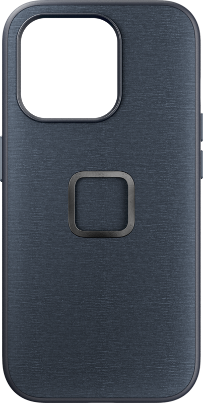 800q-01_125203 Peak Design Mobile Everyday Case iPhone 15 Pro v2 - Midnight on tummanharmaa kotelo, jossa on suuri suorakulmainen kamera-aukko yläreunassa ja neliskulmainen metallinen rengas keskellä takana.